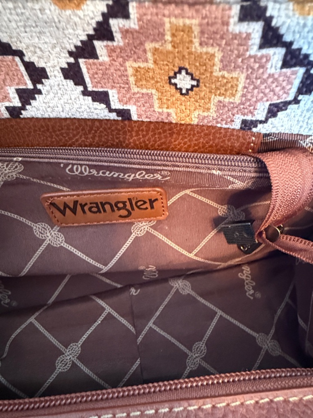 Wrangler Cream & Tan Embroidered Crossbody Tote with Patterned Strap - Picture 4 of 8